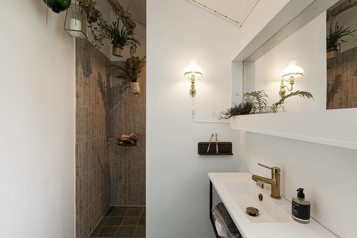 Sommerhus badeværelse i moderne indretning med planter