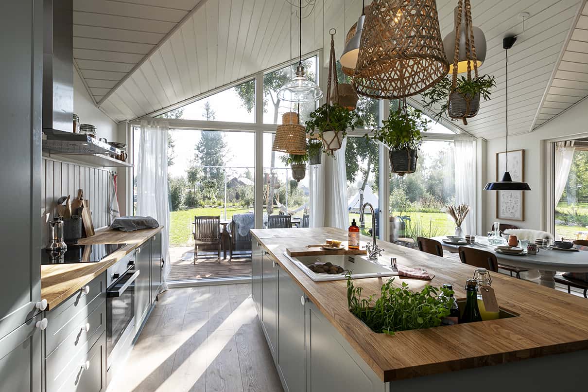 Stort vinduesparti med godt lysindfald i sommerhus