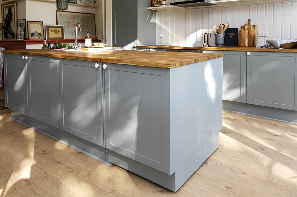 Træbordplade på køkkenø i sommerhus køkken