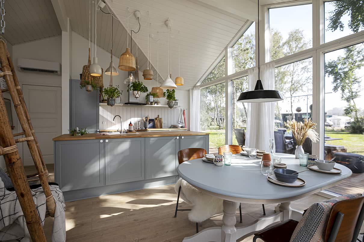 Blåt køkken-alrum med træbordplade i sommerhus