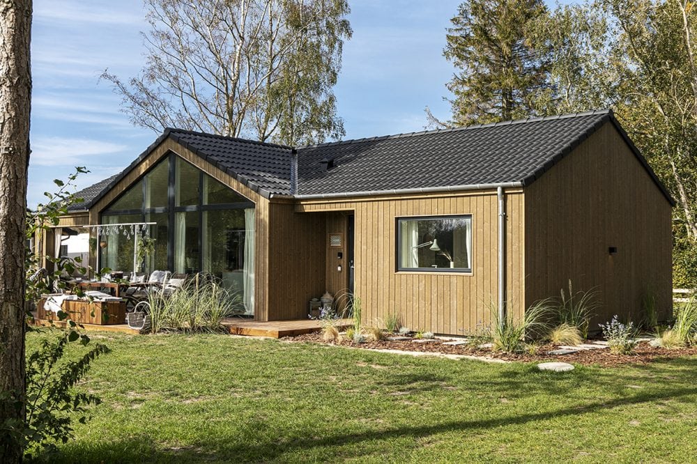 Skanlux sommerhus i solskin set fra haven