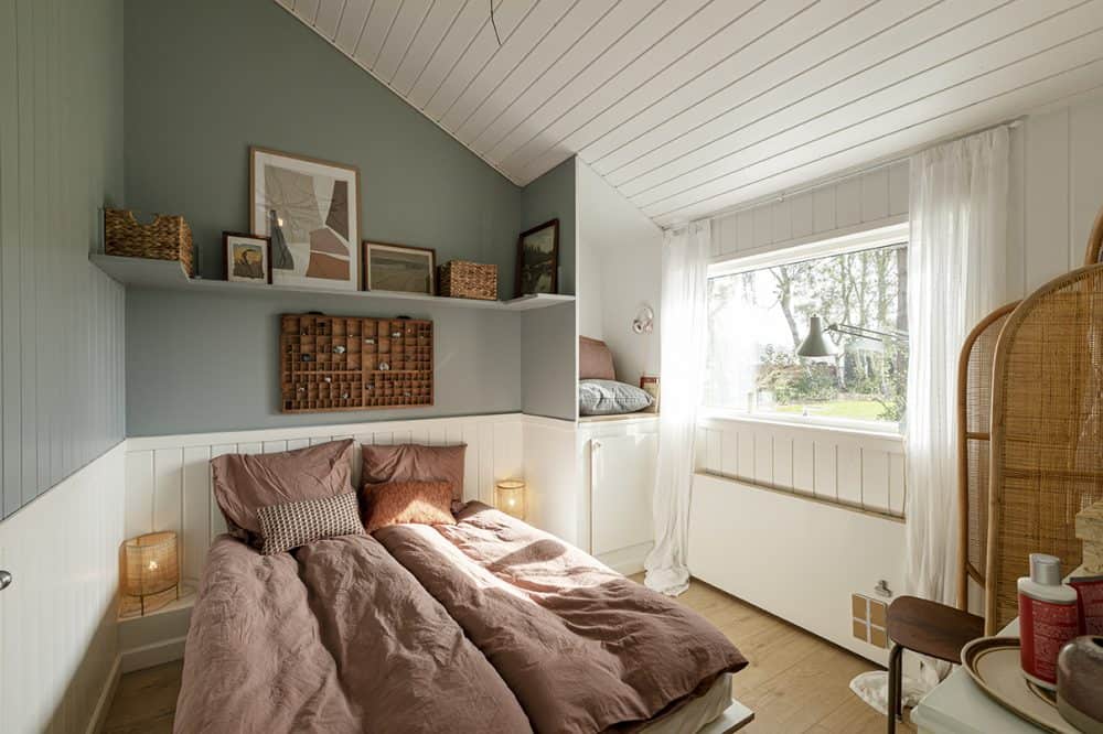 Soveværelse i sommerhus med dobbeltseng