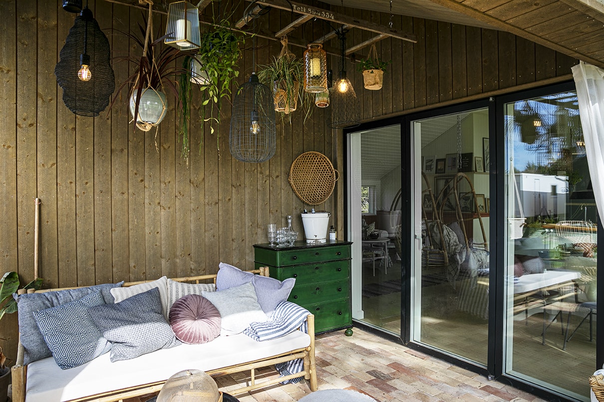 Overdækning på terrasse i sommerhus med sofa