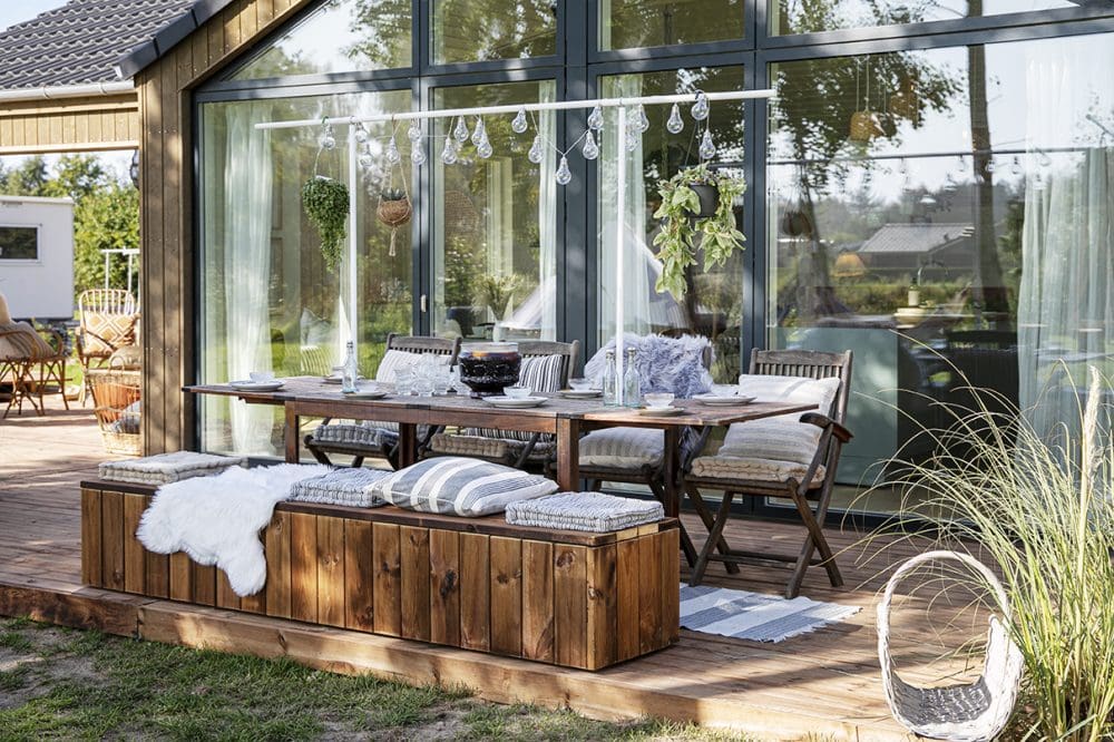 Uderum foran sommerhus fra Skanlux med stort vinduesparti