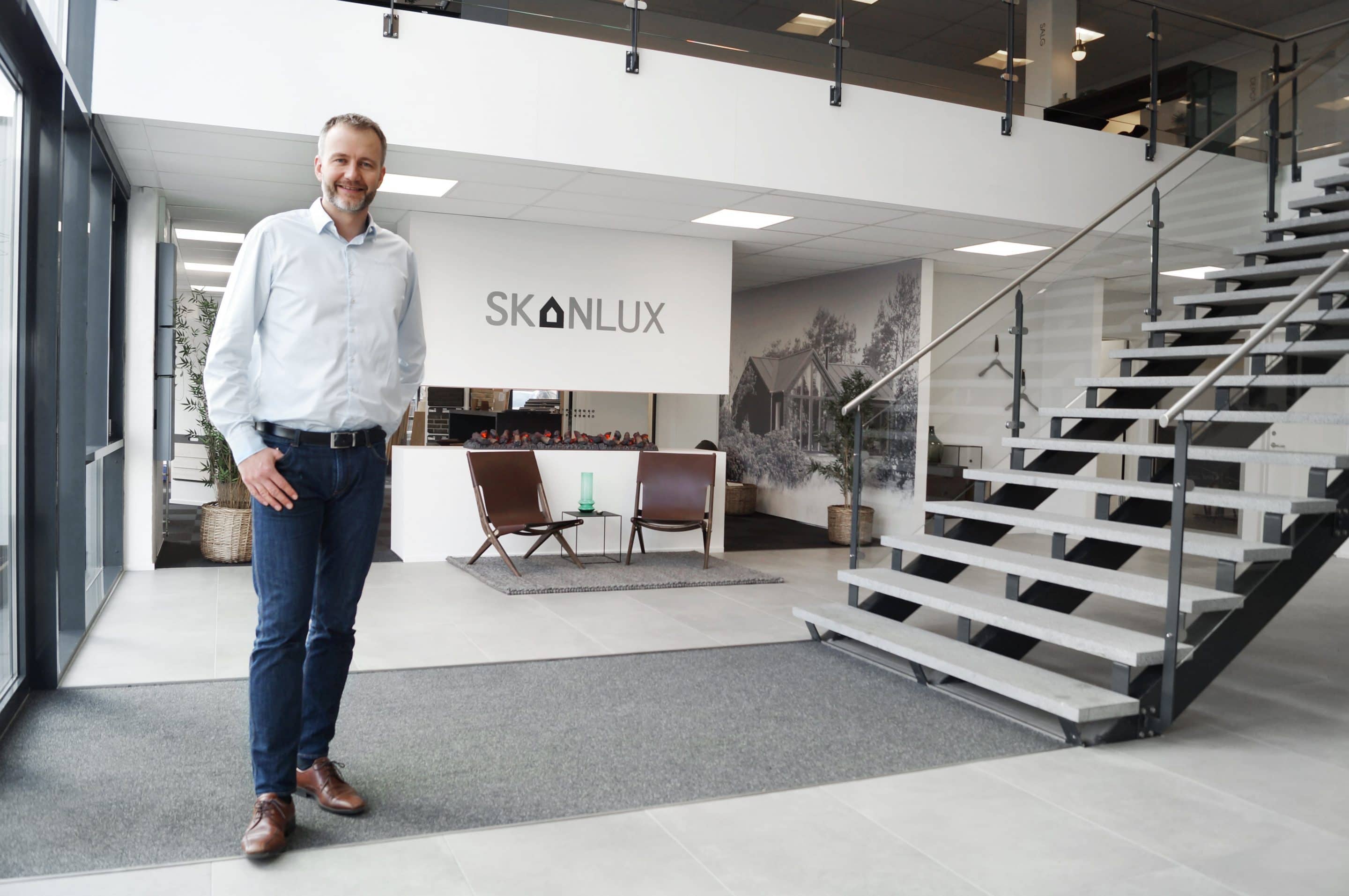 Bjørn Krogh Andersen i entre hos Skanlux foran trappe