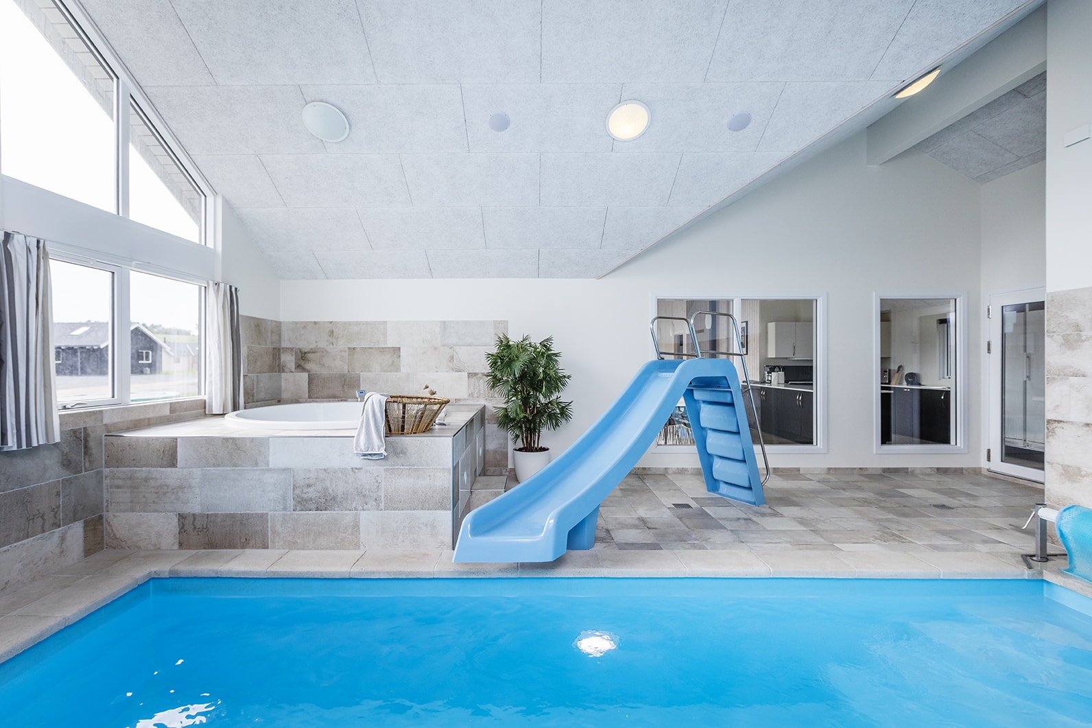 Skanlux Aqua sommerhus med pool og aktivitetsrum