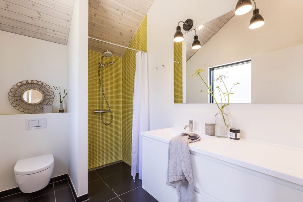 Sommerhus badeværelse i moderne farver med brusekabine