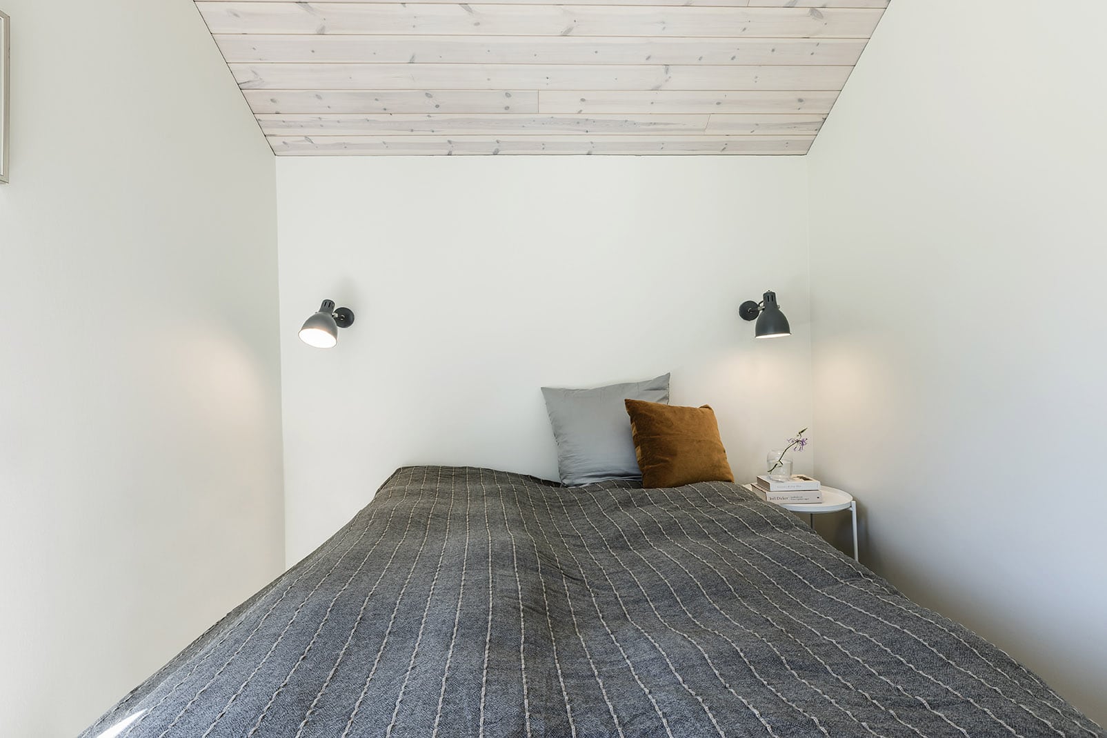 Dobbeltseng i værelse af sommerhus