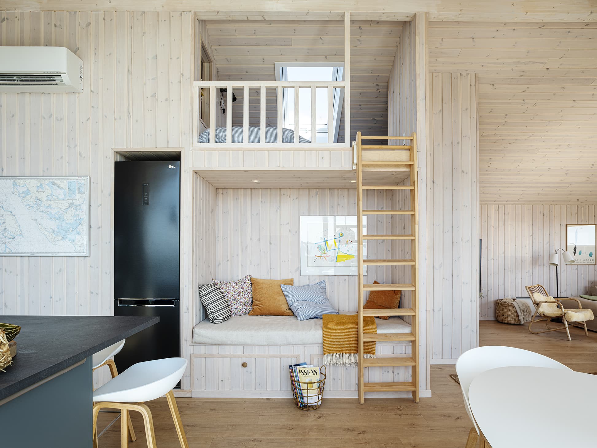 Stige til hems over alkove i sommerhus