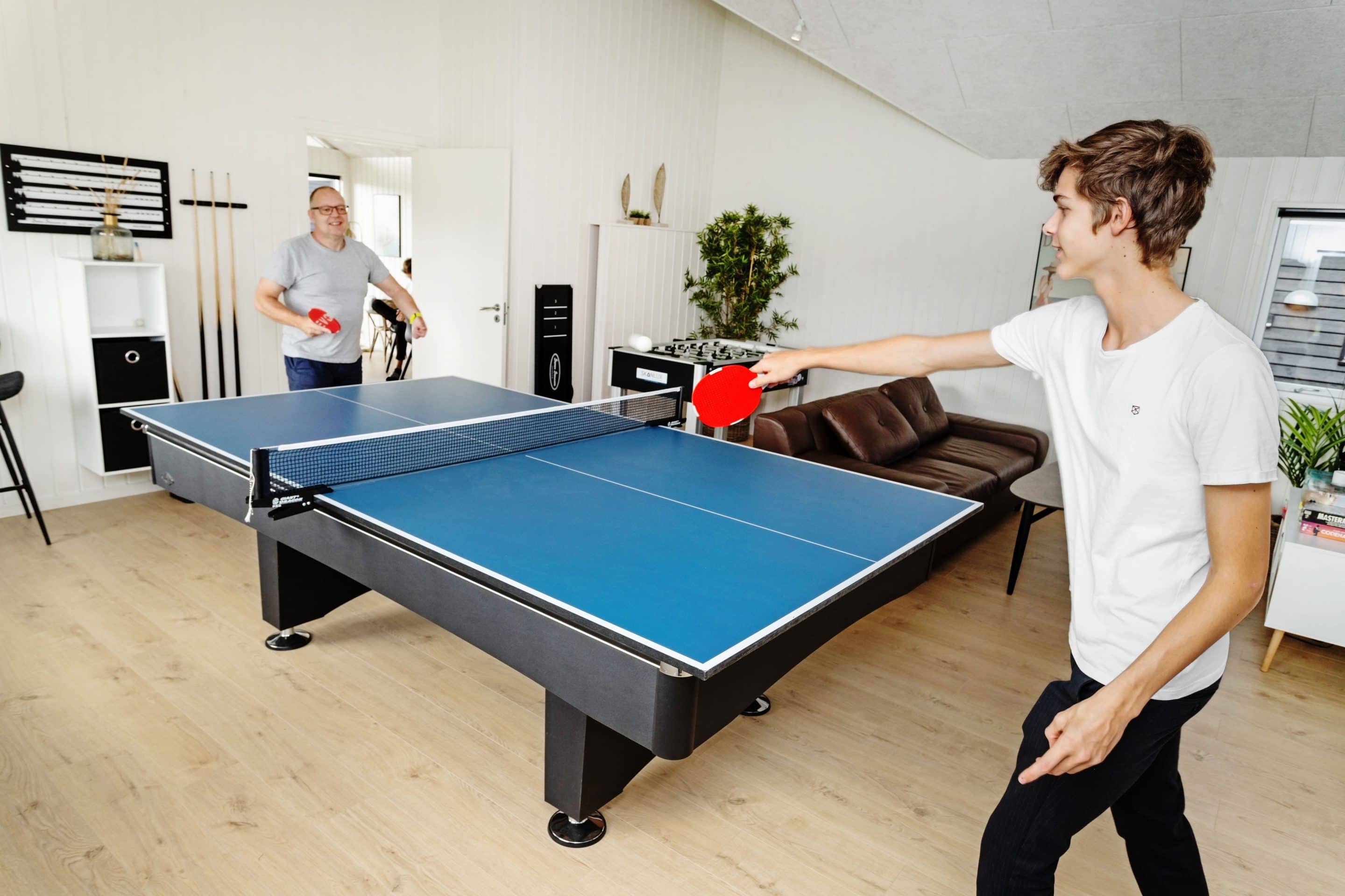 Bordtennis far og søn i sommerhus