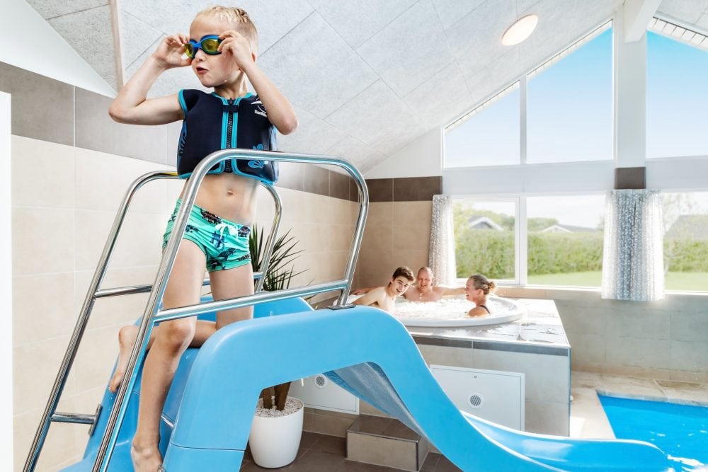 Legende børn i pool rum i sommerhus med spa