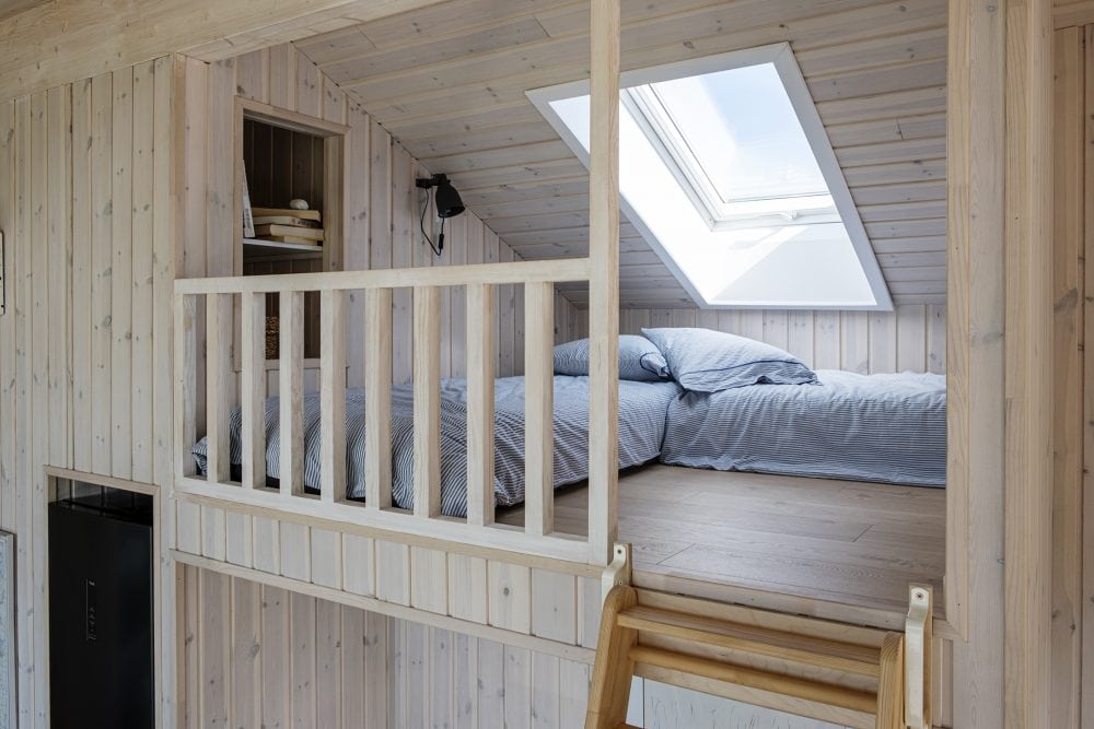 Soveplads på hems i sommerhus med ovenlys