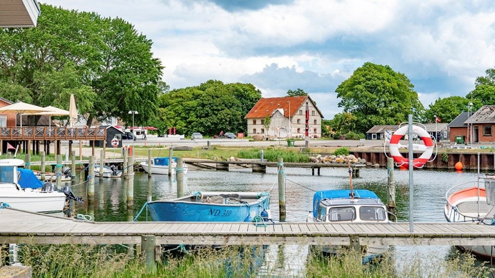 Historisk bygning med både og badebro