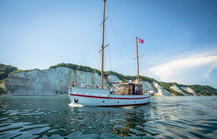 Sejlads med klint i baggrund