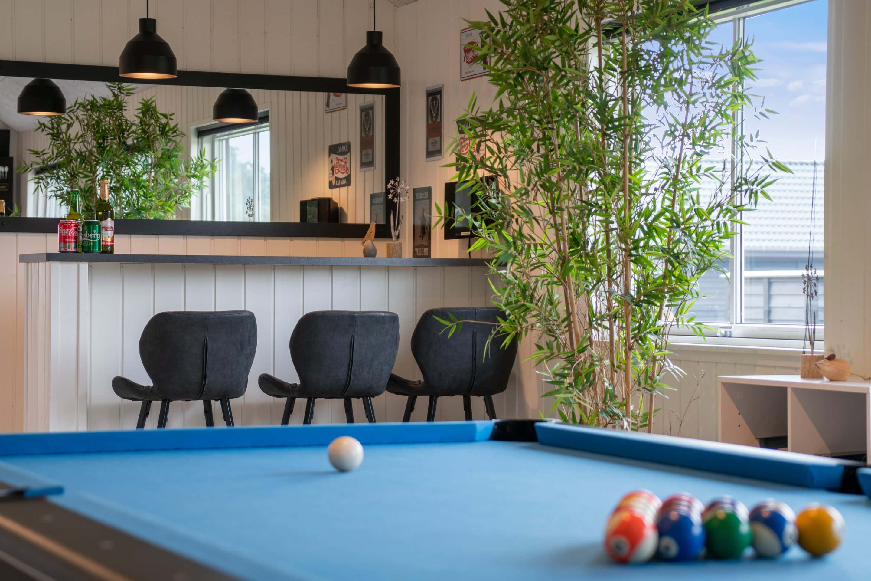 Billard og bar med grøn pynt