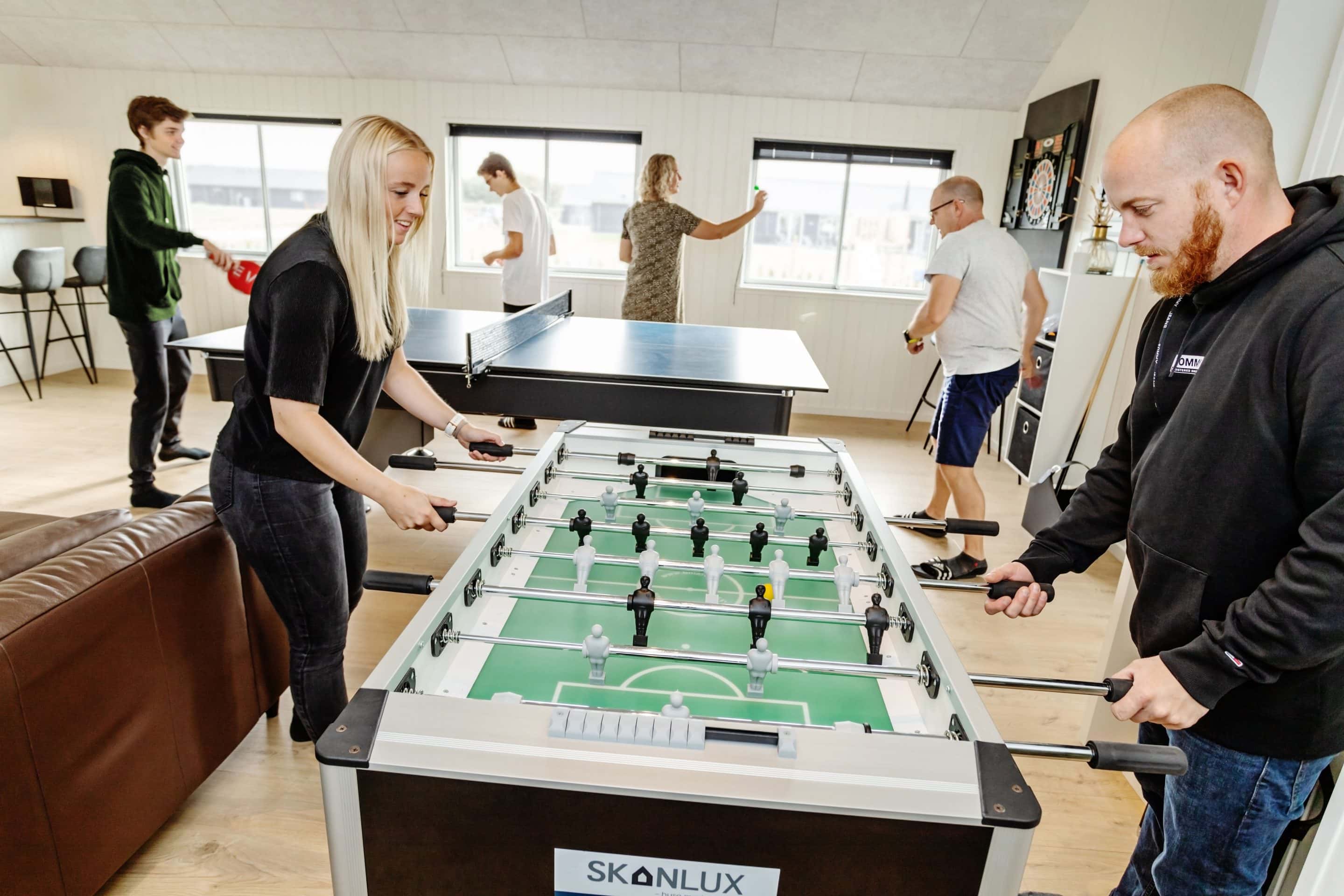 Spiller bordfodbold og bordtennis i sommerhus