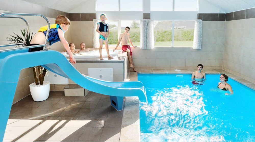 Skanlux Aqua pool sommerhus med legende børn i poolen
