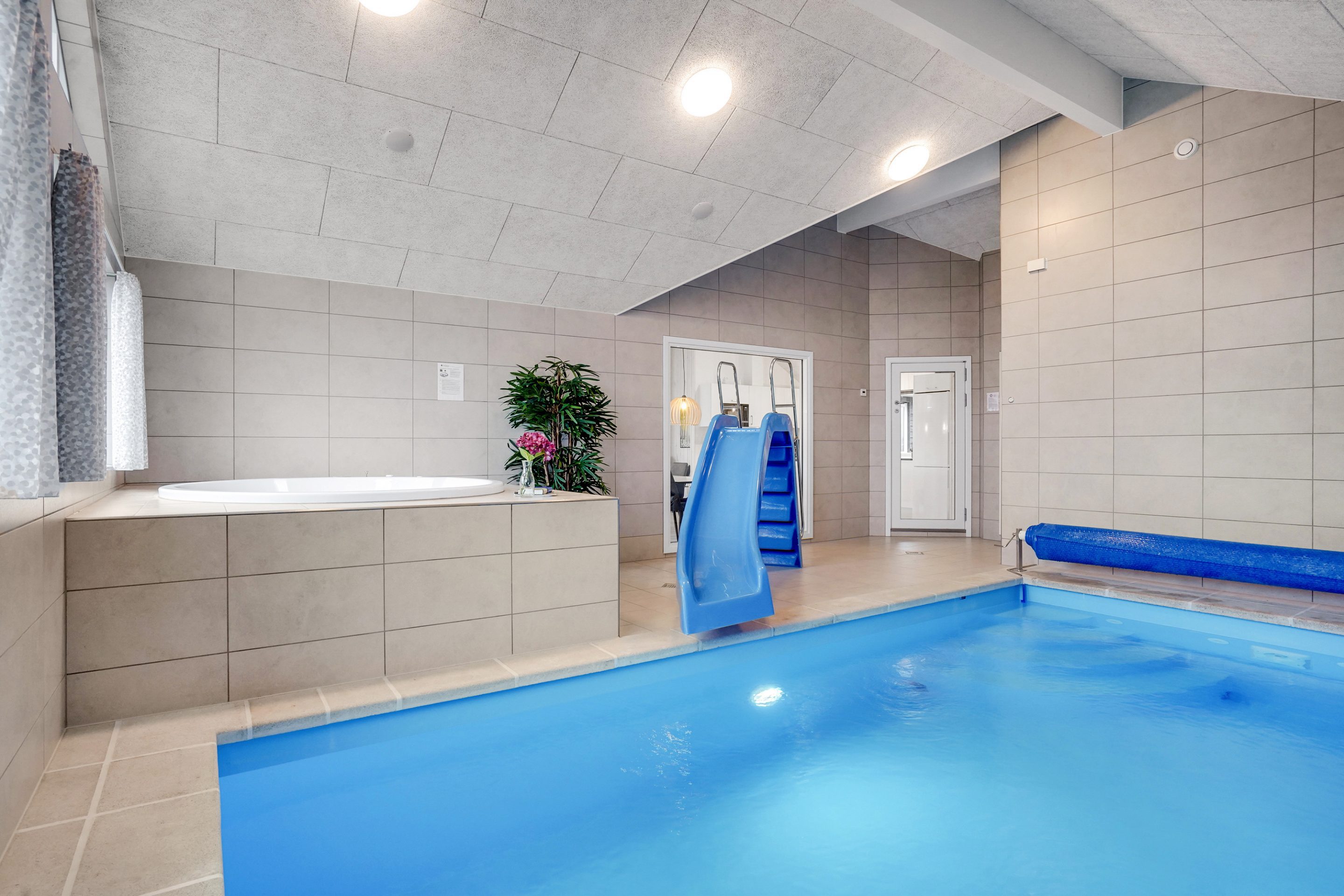 Skanlux Aqua sommerhus med pool og aktivitetsrum