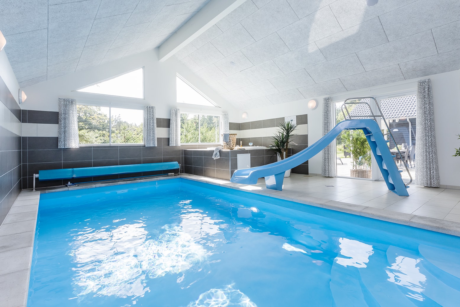 Skanlux Aqua sommerhus med pool og aktivitetsrum