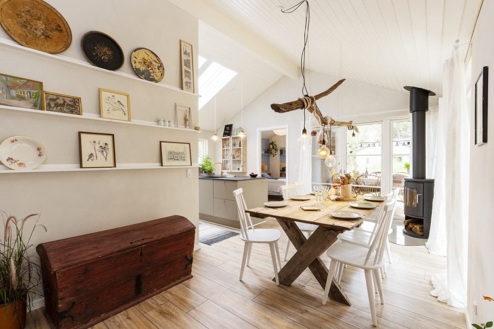 Spisebord i køkken alrum med moderne spisebordslampe