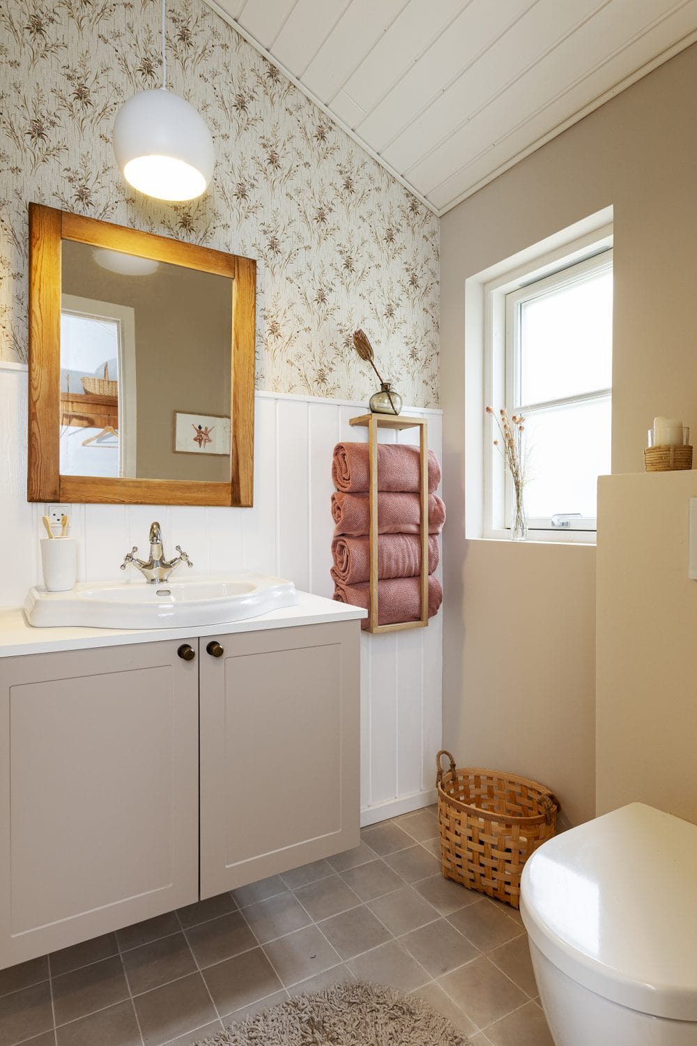 Lyst og hyggeligt sommerdrømme badeværelse - indrettet med blomstertapet, tørrede blomster og dæmpede farver på væggene