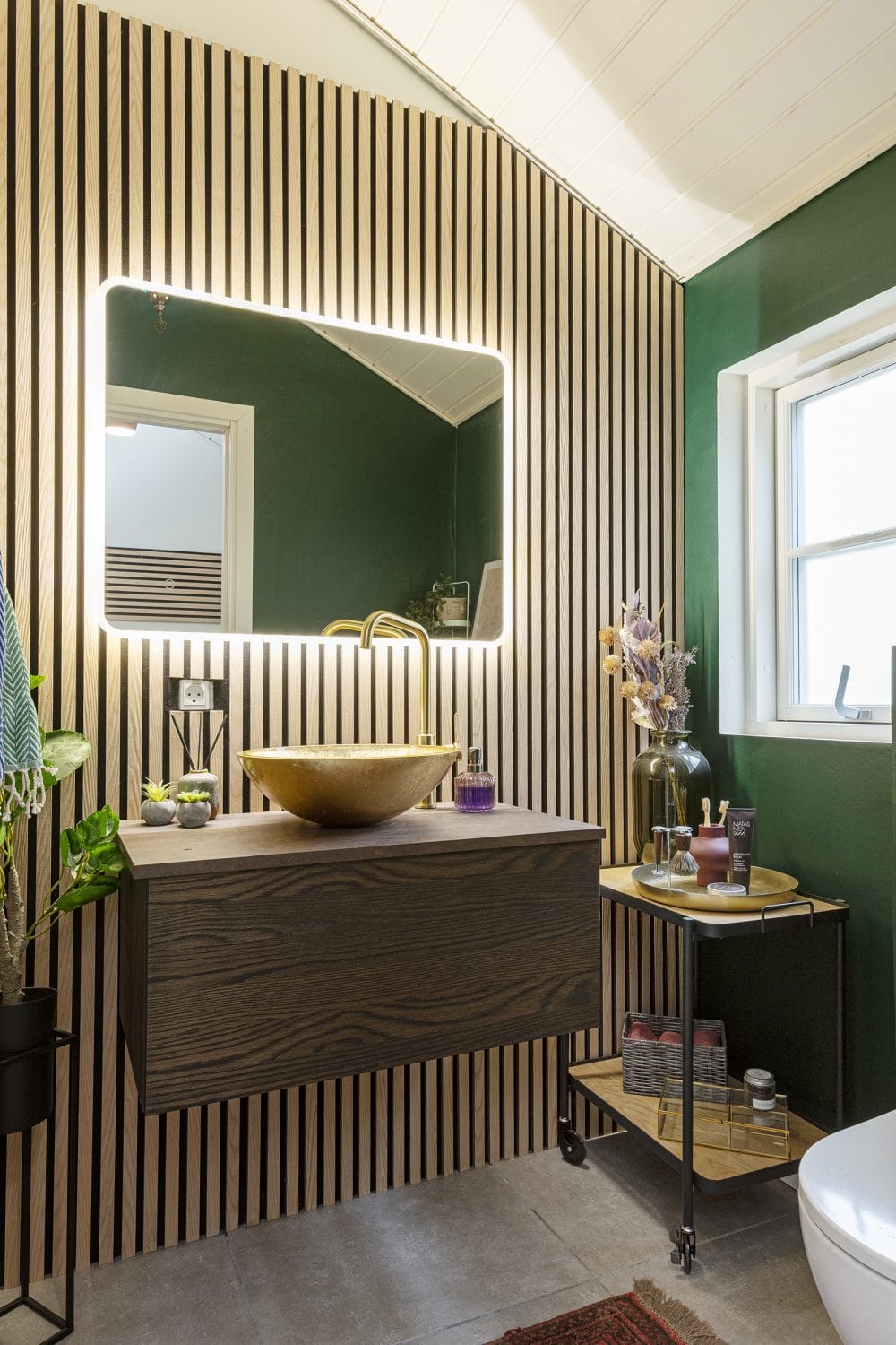 Orientalsk inspireret TV2 Sommerdrømme badeværelse med træpaneler, Guld vask og armatur og livlige farvekombinationer