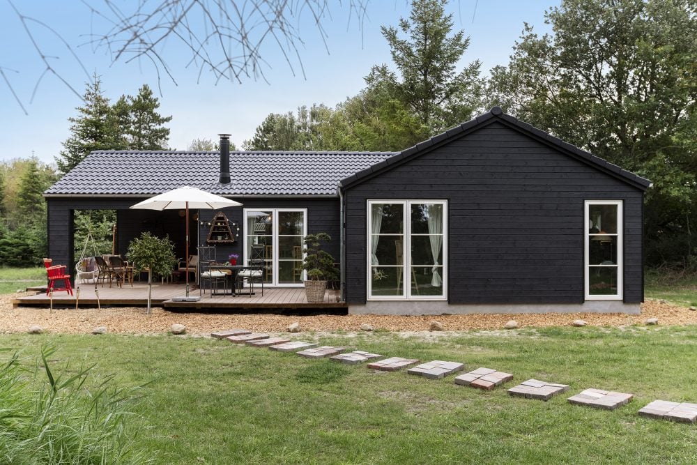 Haider og Bashars uderum og have fra TV2 Sommerdrømme 2022. Flot sort sommerhus fra Skanlux