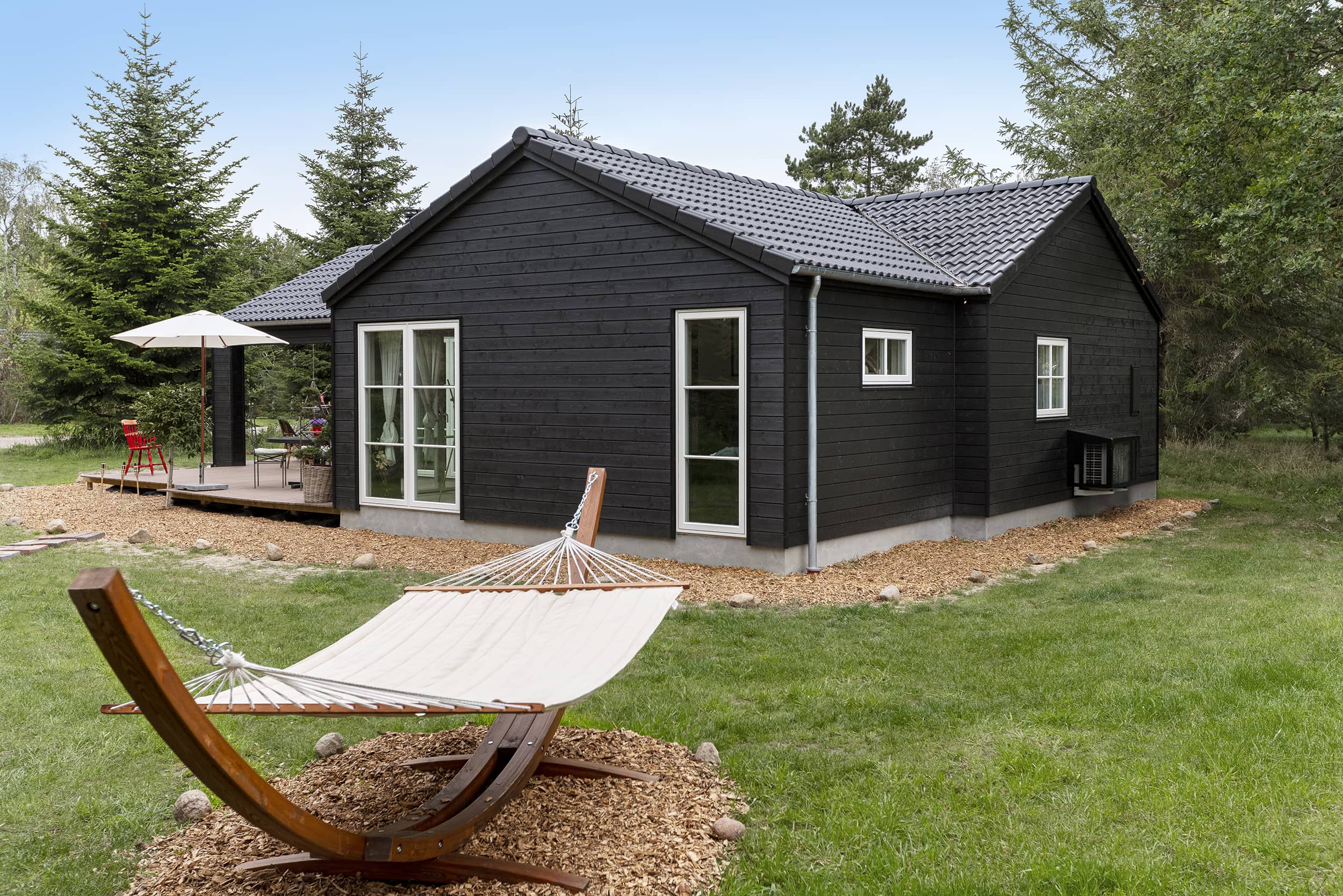 Haider og Bashars uderum og have fra TV2 Sommerdrømme 2022. Skanlux sommerhuse