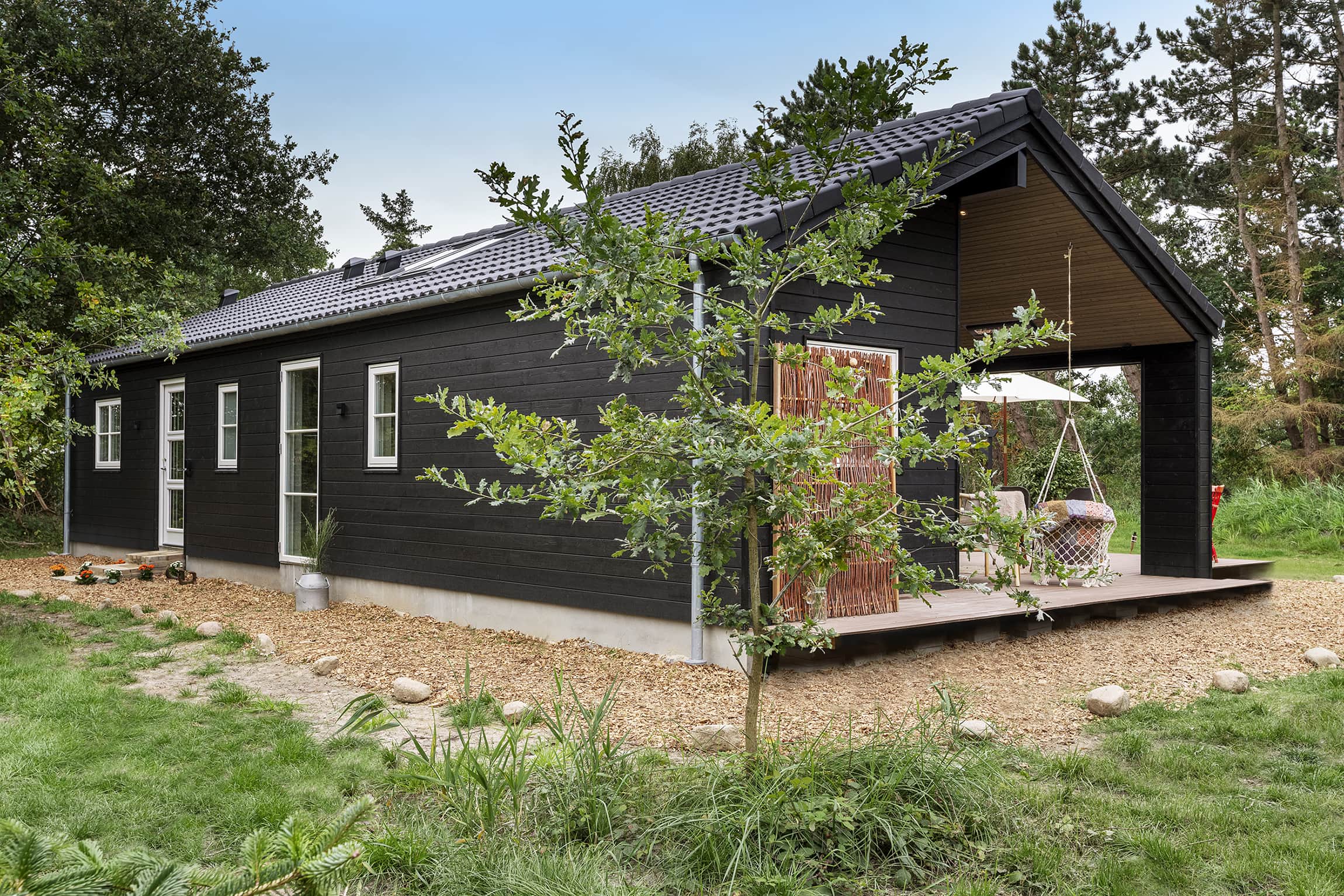 Haider og Bashars uderum og have fra TV2 Sommerdrømme 2022. Skanlux sommerhuse