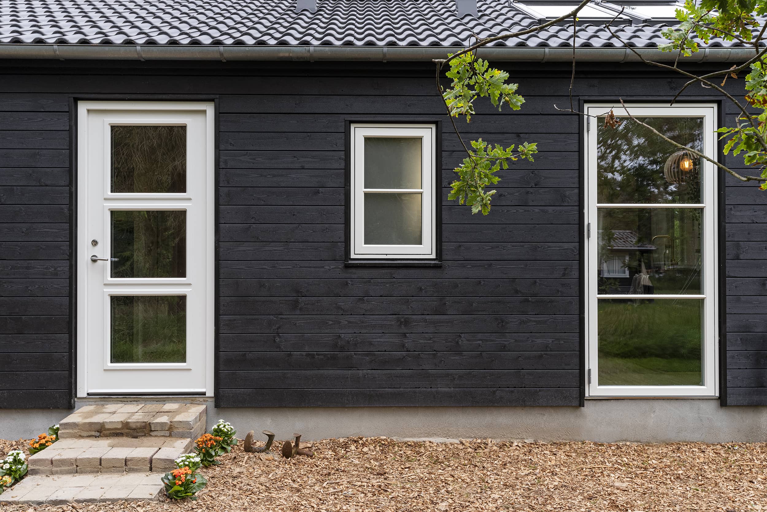 Haider og Bashars forhave fra TV2 Sommerdrømme 2022. Skanlux sommerhuse