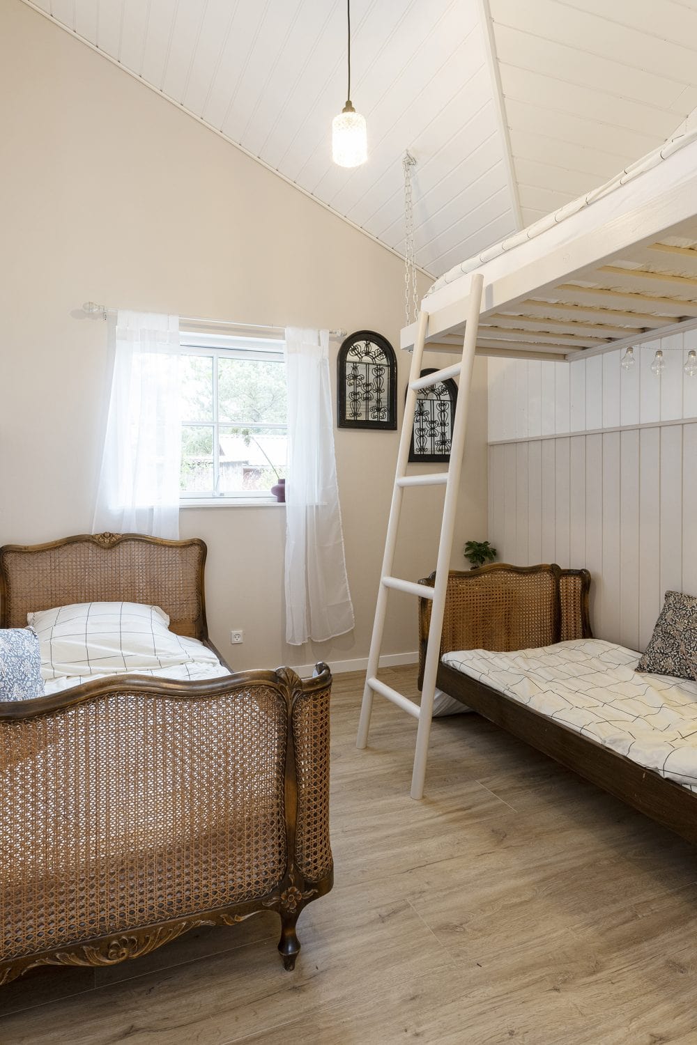 Værelser fra TV2 Sommerdrømme 2022. Skanlux sommerhus