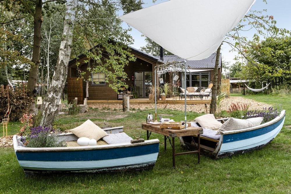 Mathilde og Belindas kreative uderum og have fra TV2 Sommerdrømme 2022. Arkitekttegnet Skanlux sommerhus