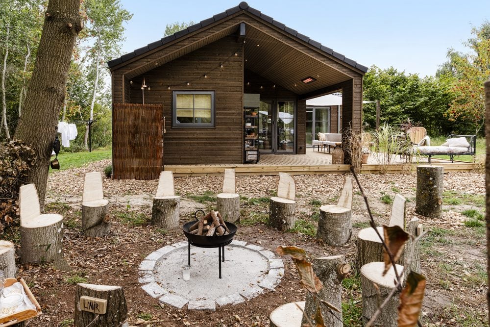 Mathilde og Belindas baghave og ude rum fra TV2 Sommerdrømme 2022. Arkitekttegnet Skanlux sommerhus