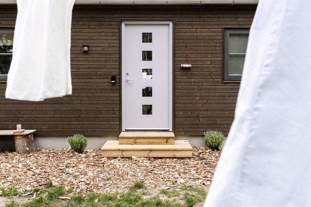 Mathilde og Belindas forhave fra TV2 Sommerdrømme 2022. Arkitekttegnet Skanlux sommerhus