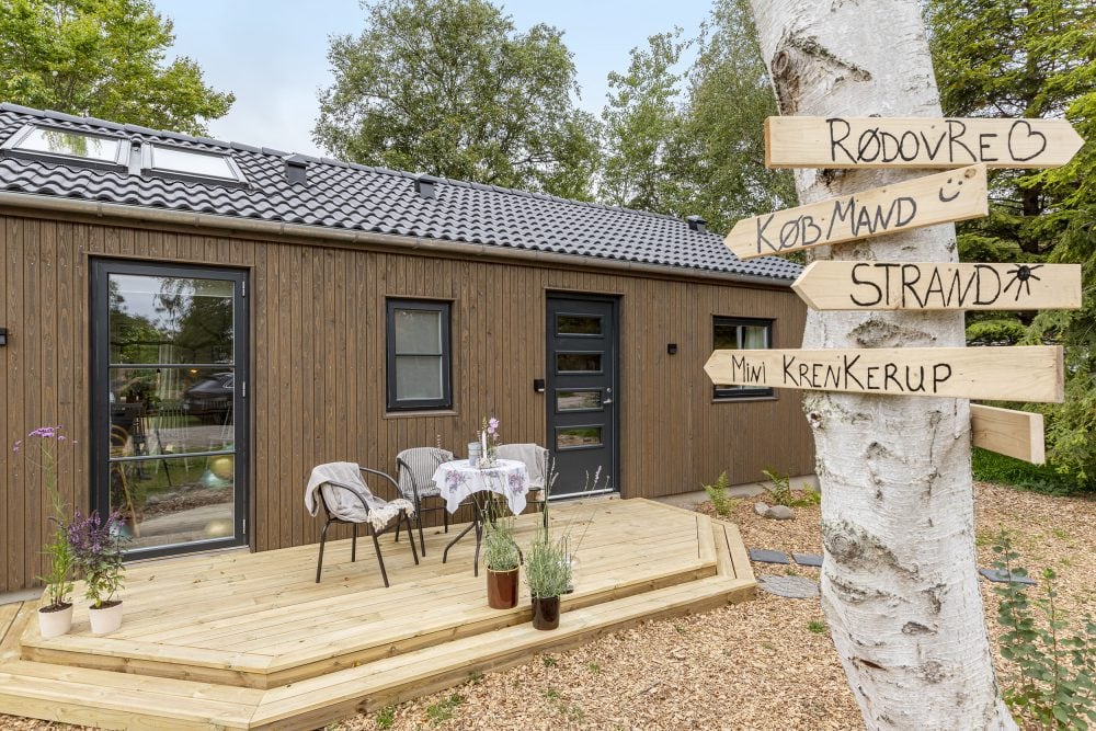 Louise og Nicolajs hyggelige forhave med veranda fra TV2 Sommerdrømme 2022. Arkitekttegnet Skanlux sommerhus