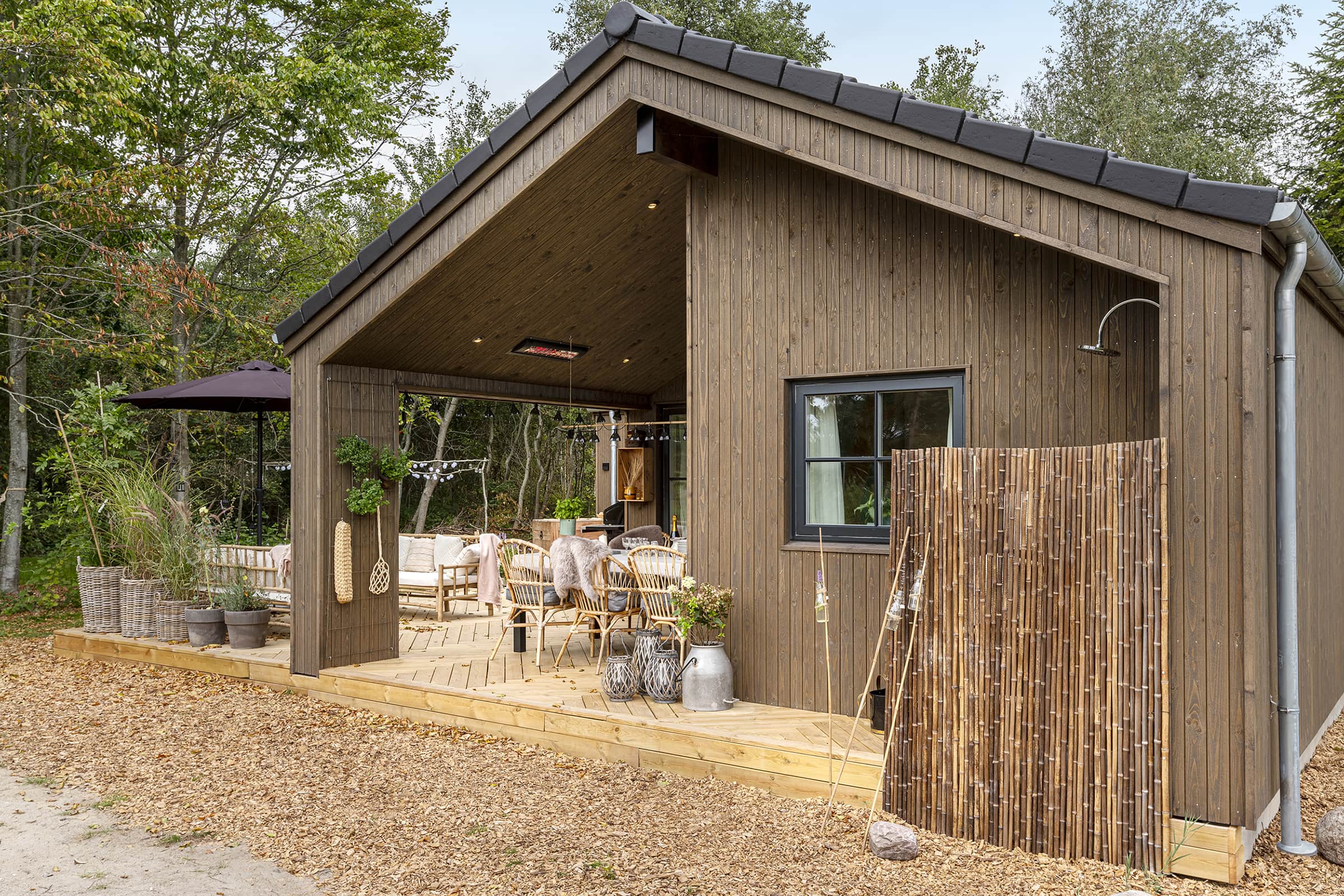 Louise og Nicolajs hyggelige have fra TV2 Sommerdrømme 2022 med udebruser. Arkitekttegnet Skanlux sommerhus