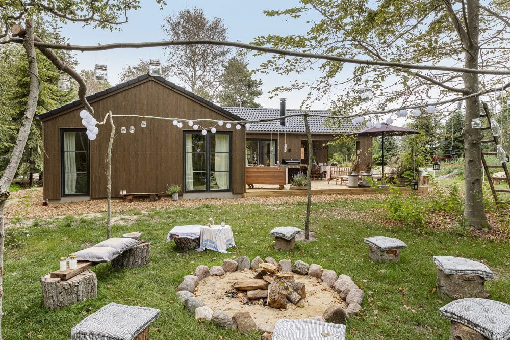 Louise og Nicolajs hyggelige have fra TV2 Sommerdrømme 2022. Arkitekttegnet Skanlux sommerhus