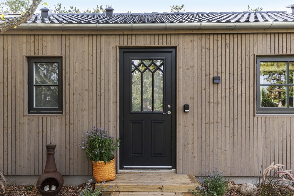 Anja og Marcus smukke forhave fra TV2 Sommerdrømme 2022. Sommerhuset er fra Skanlux Byggefirma A/S