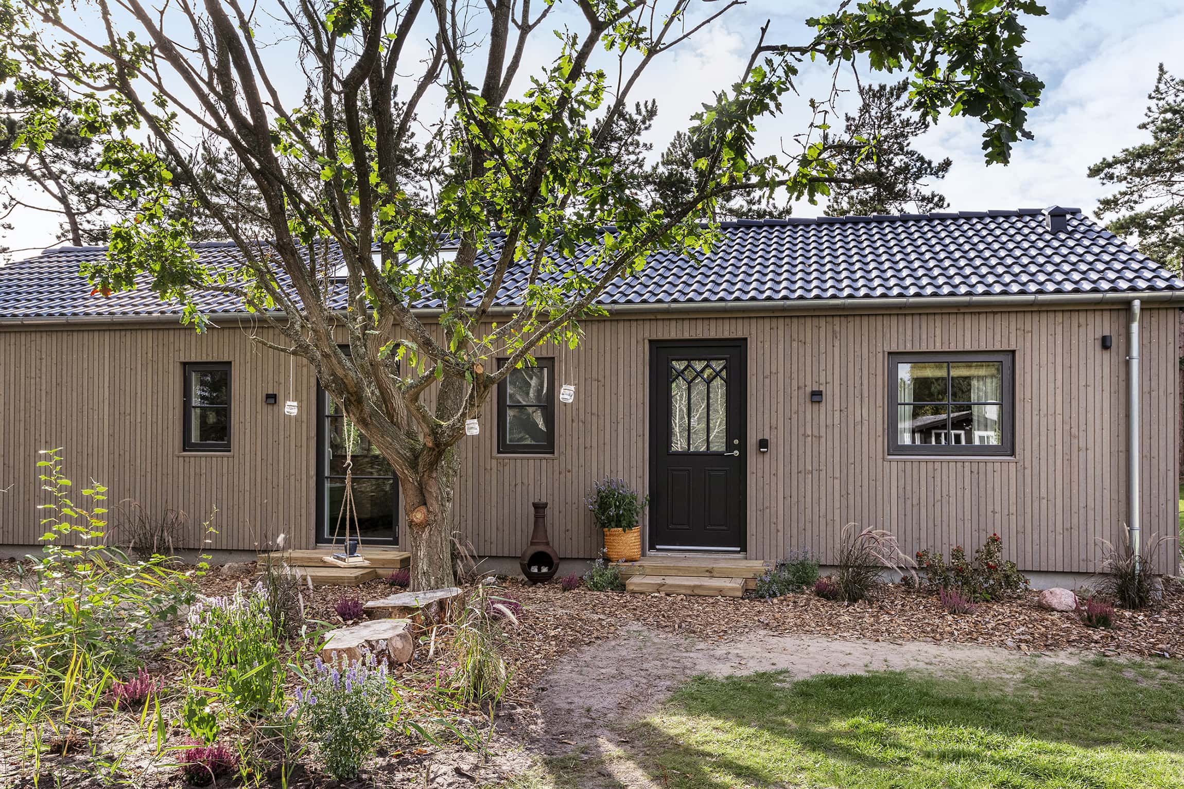 Anja og Marcus smukke forhave fra TV2 Sommerdrømme 2022. Sommerhuset er fra Skanlux Byggefirma A/S