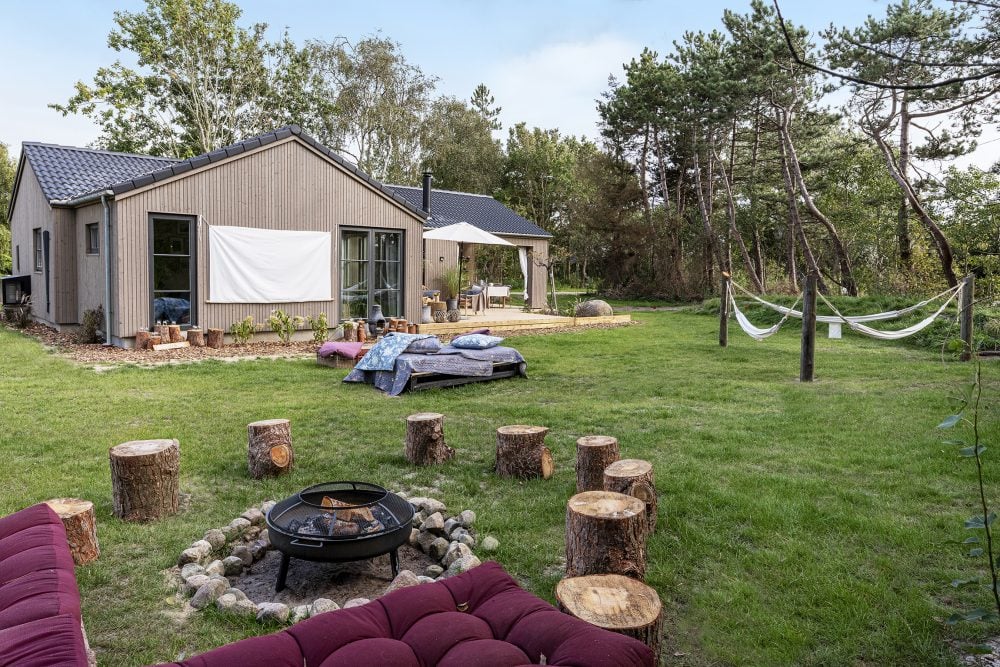 Anja og Marcus kreative uderum og have fra TV2 Sommerdrømme 2022 med udendørs biograf. Sommerhuset er fra Skanlux Byggefirma A/S