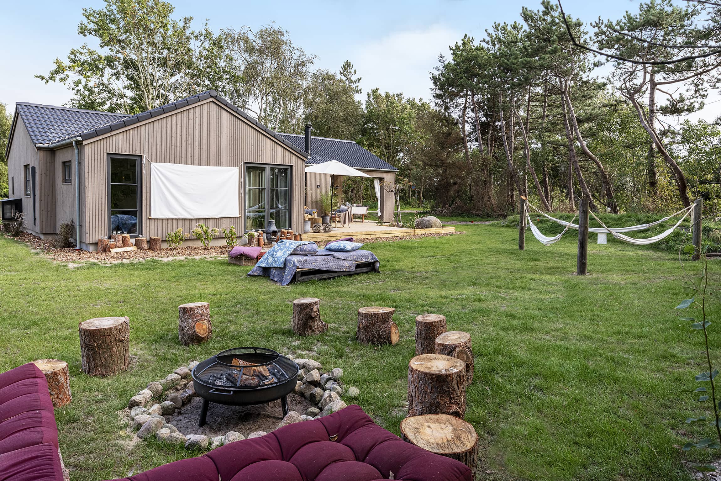 Anja og Marcus kreative uderum og have fra TV2 Sommerdrømme 2022 med udendørs biograf. Sommerhuset er fra Skanlux Byggefirma A/S