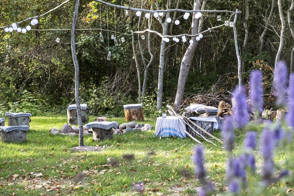 TV2 sommerdrømme 2022 Nicolaj og Louise uderum og bålplads. Skanlux Trend Basic sommerhus