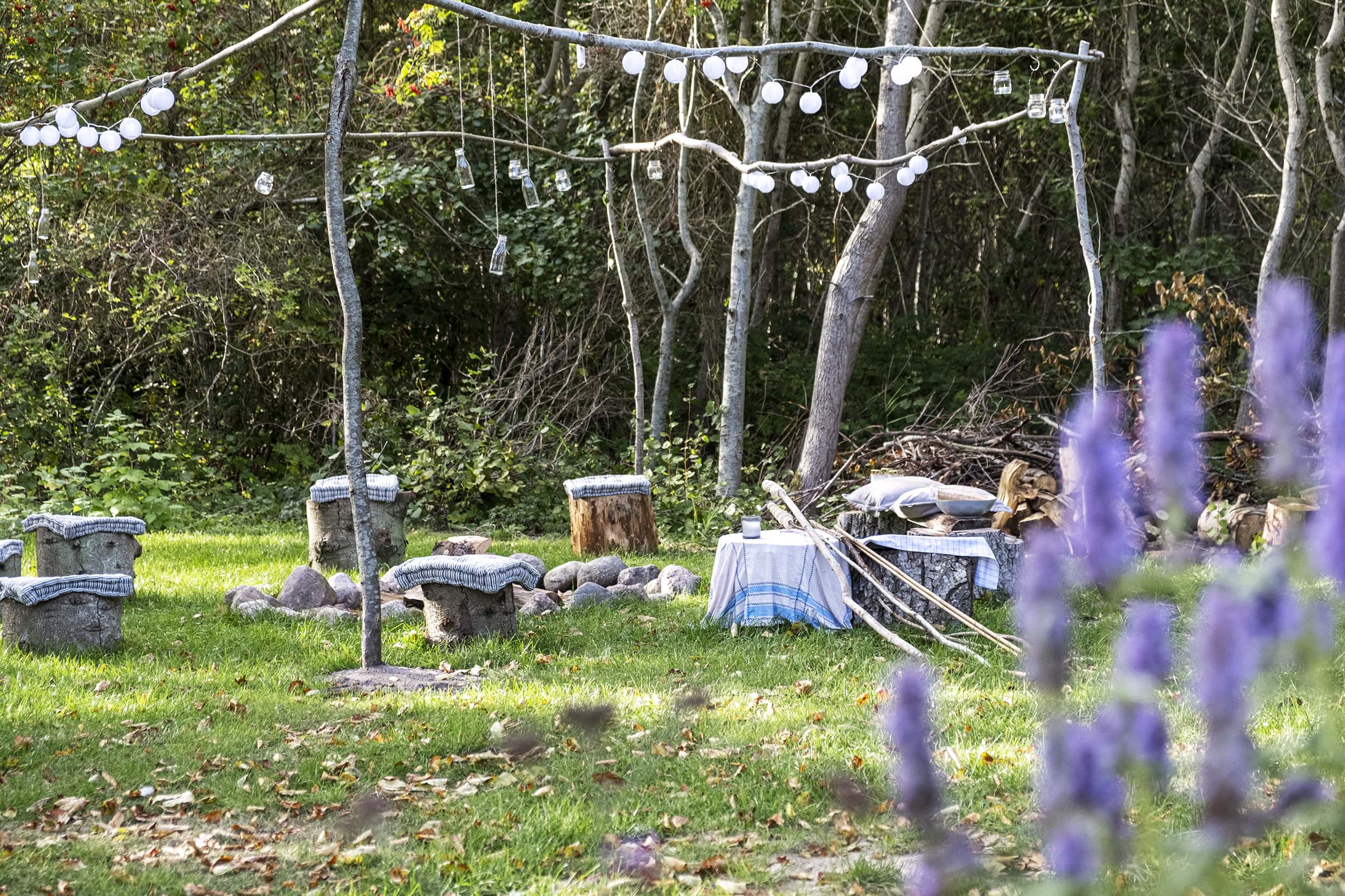 TV2 sommerdrømme 2022 Nicolaj og Louise uderum og bålplads. Skanlux Trend Basic sommerhus