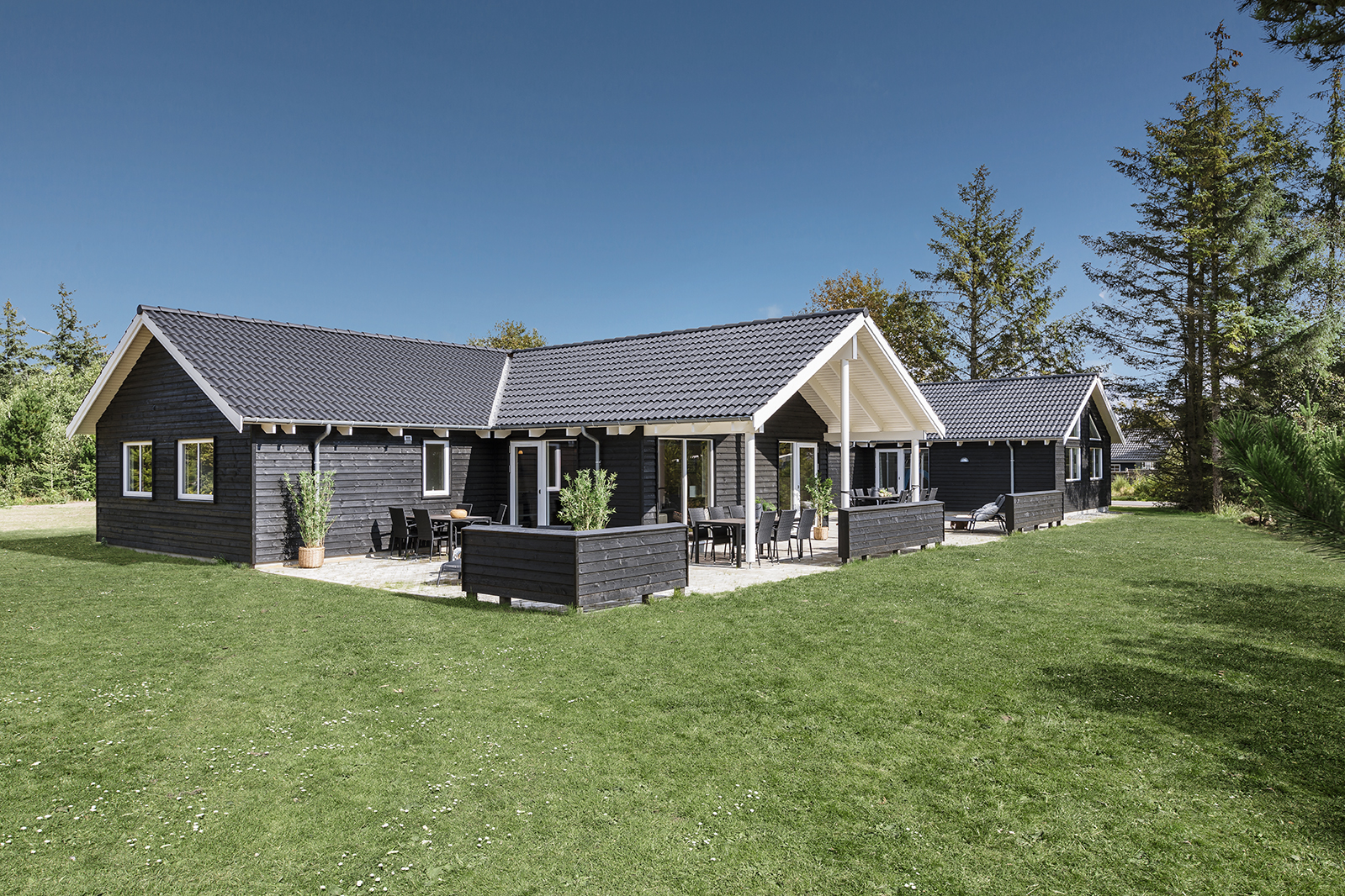 Skanlux sommerhus set fra haven på en solskinsdag