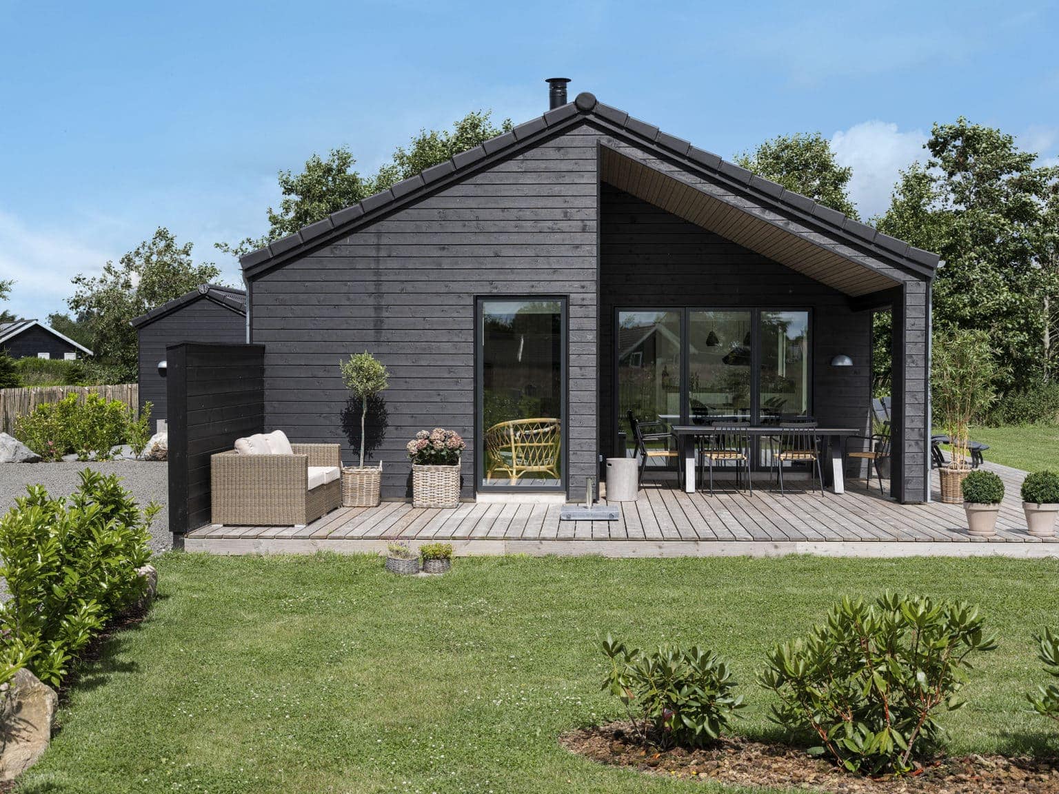 Skanlux Trend Basic 94 sommerhus set udefra i solskin