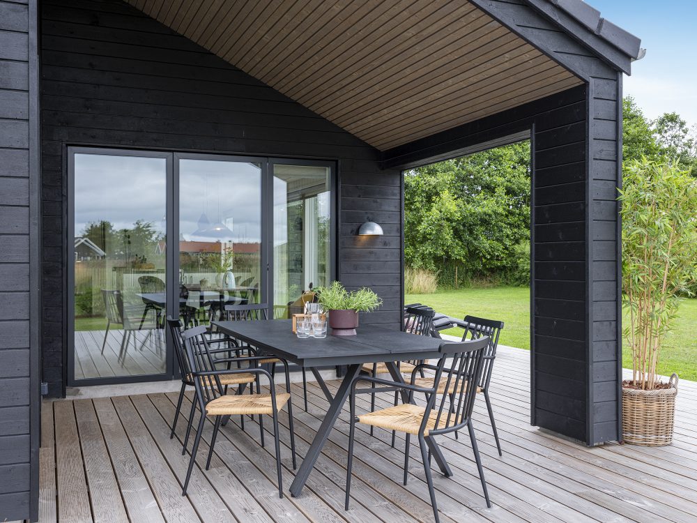 Overdækket terrasse i træ med plads til spisebord
