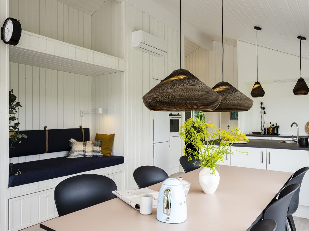 Spisebord i køkken alrum med alkove i baggrund