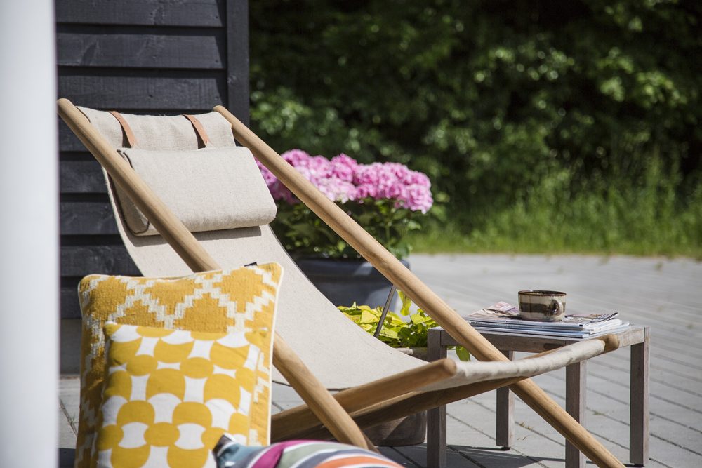 Strandstol i hyggelige omgivelser på sommerhus terrasse