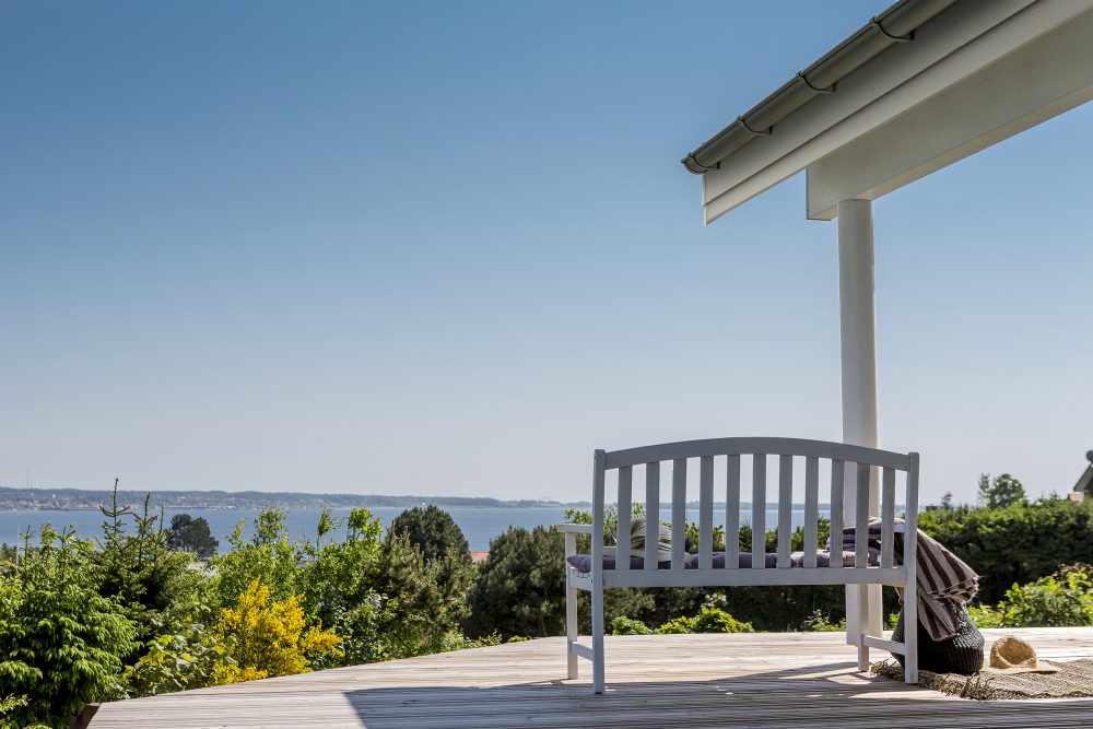 Udsigt til vandet fra træterrasse med bænk