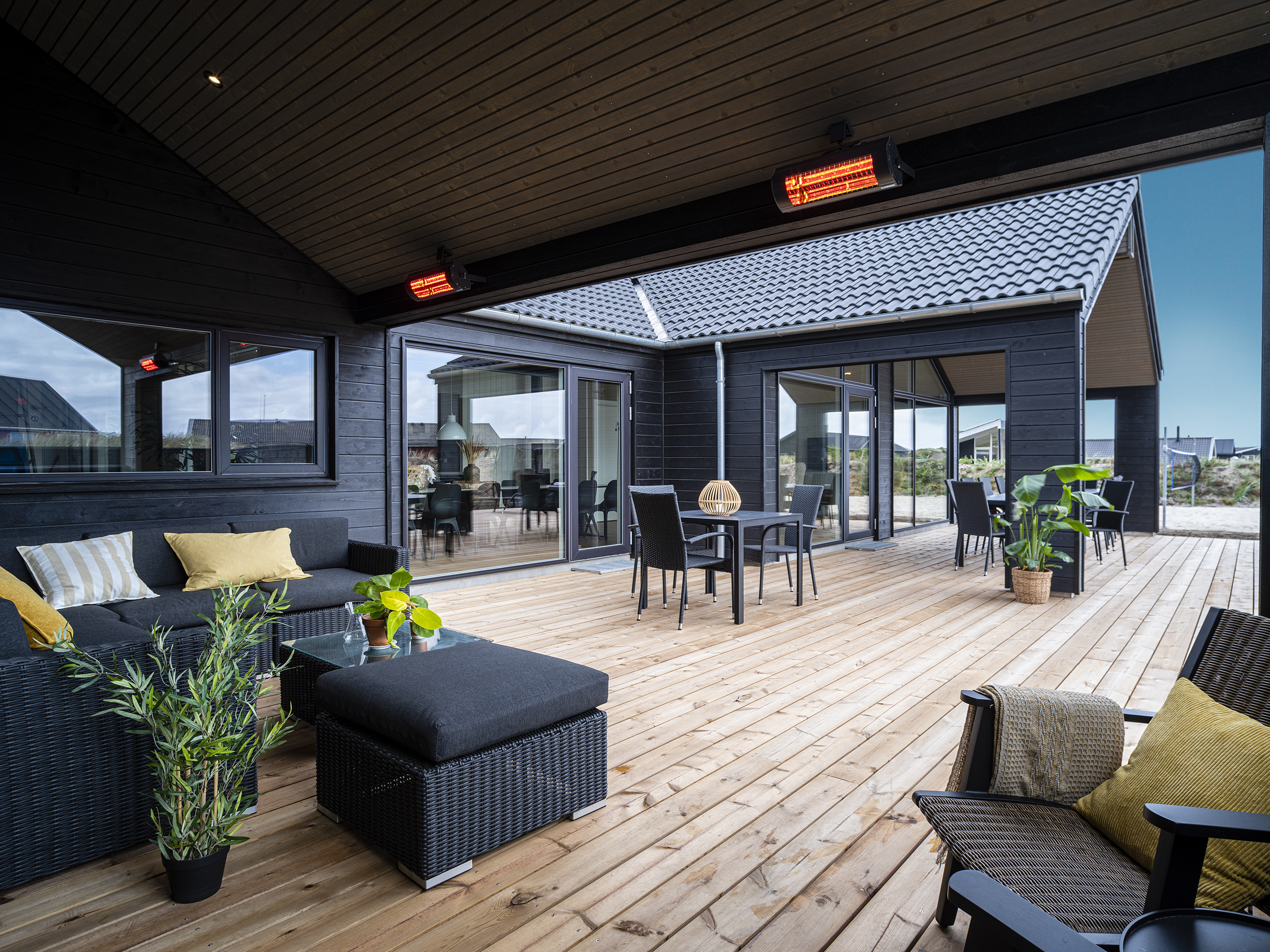 Overdækket terrasse i sommerhus med terrassevarmere